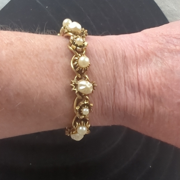 **Gifted'''' 1930-40'S GOLD TONE CREAMY WHITE FAUX PEARL BRACELET! - Picture 3 of 5